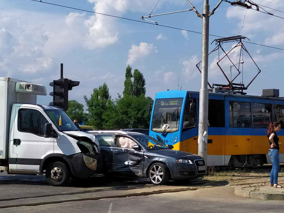 Зверска верижна катастрофа с трамвай, Ауди и микробус в София (СНИМКИ)