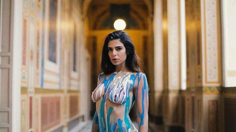 От подиума до бежанския лагер! Красива моделка избяга от родината си заради голи СНИМКИ 18+