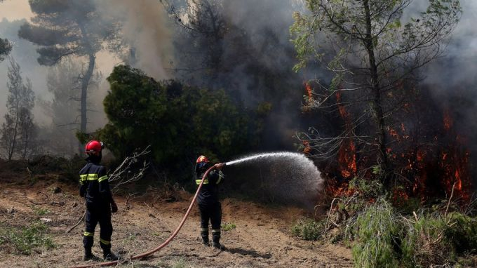 Пожарът на гръцкия остров Евбея се разраства