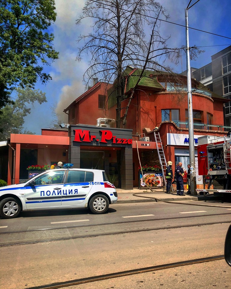 Пожарът в центъра на София е изпепелил култово заведение (СНИМКИ/ВИДЕО)