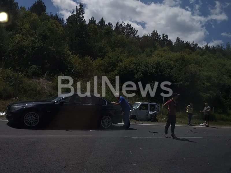 Нов кошмарен сблъсък на "Хемус", едната кола е изхвърчала край пътя (СНИМКИ)