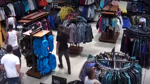 Банда чернокожи апаши опоска магазин за 30 секунди (ВИДЕО)