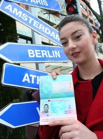 „А1 он“: Албанци палят паспортите си, след като напуснат страната