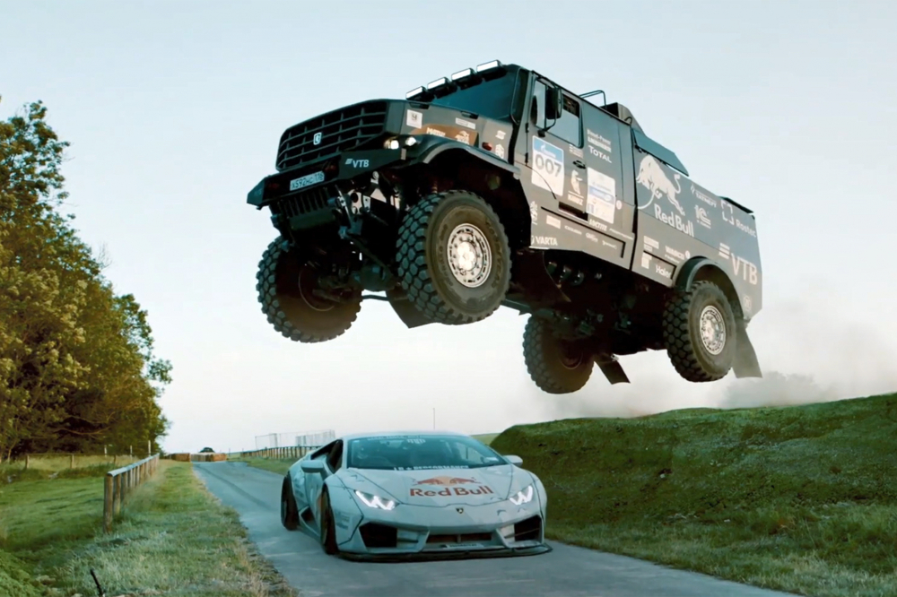 Луда надпревара: КамАЗ се опитва да изпревари Lamborghini (ВИДЕО)