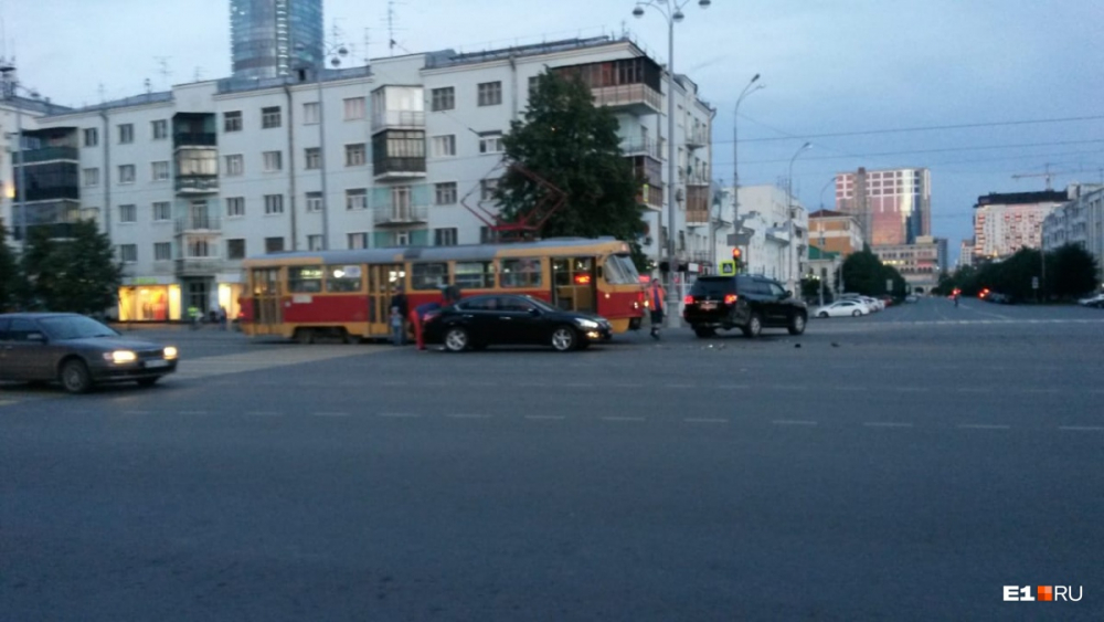 Първо в БЛИЦ: Консулът ни в Екатеринбург попадна в страшна катастрофа (СНИМКИ)