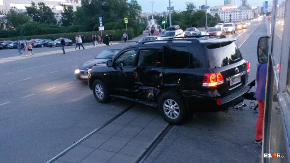 Първо в БЛИЦ: Консулът ни в Екатеринбург попадна в страшна катастрофа (СНИМКИ)