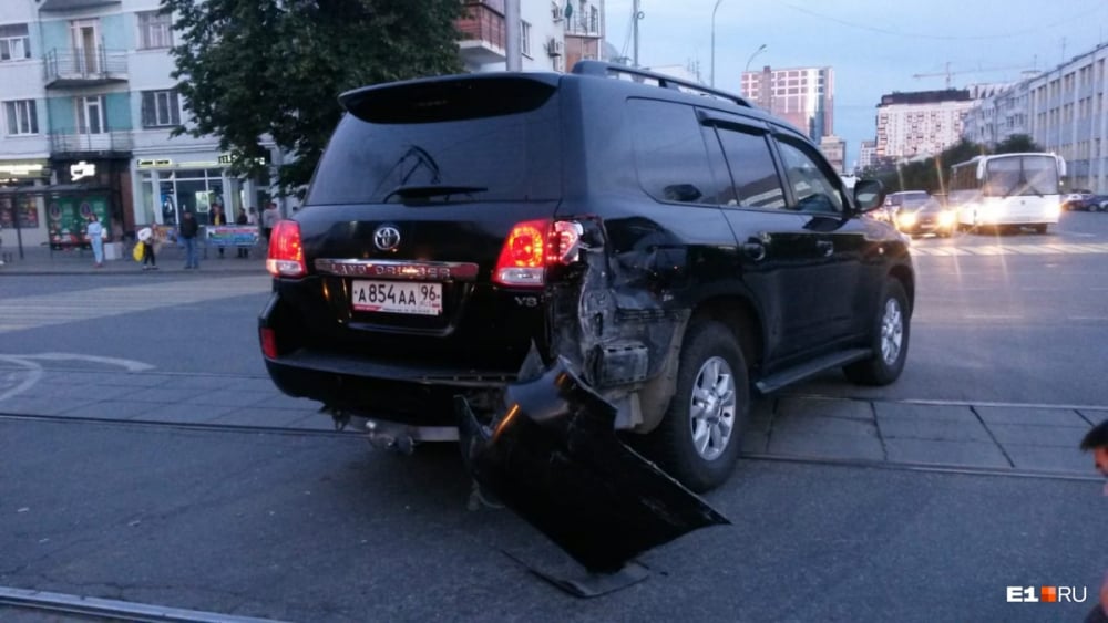 Първо в БЛИЦ: Консулът ни в Екатеринбург попадна в страшна катастрофа (СНИМКИ)