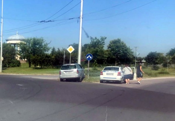 Пловдивска проститутка си вдигна блузката на кръстовище и стана голяма беля (СНИМКИ)