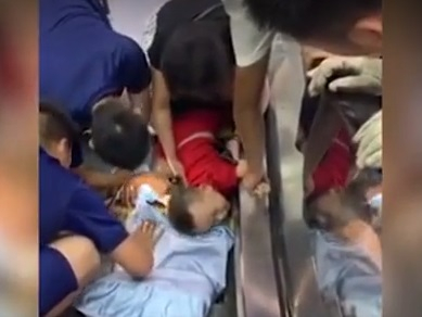 Ужасяващ инцидент с 2-годишно дете на ескалатор (ВИДЕО)