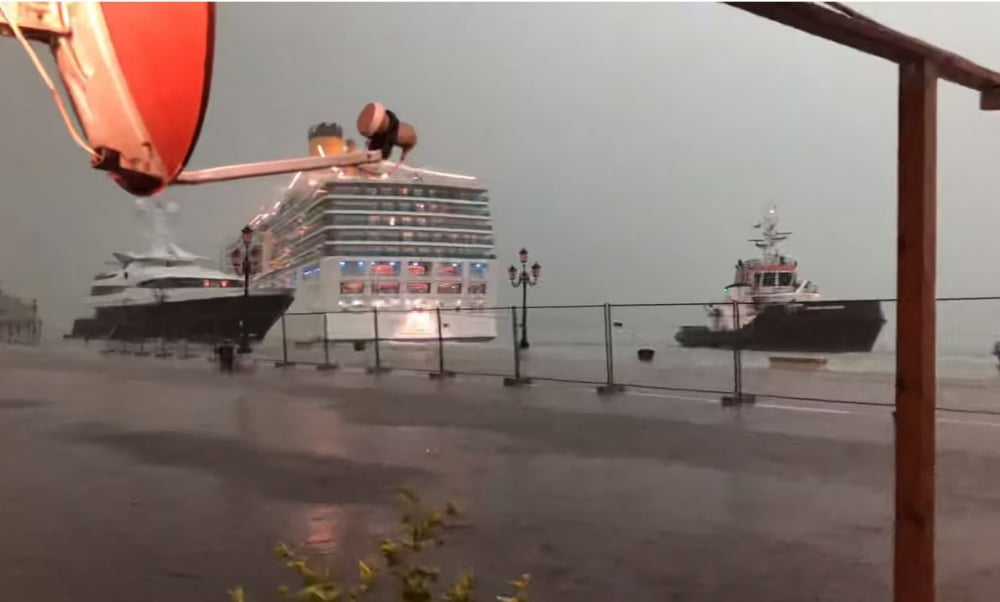 Зловещи КАДРИ: Гигантски круизен кораб едва не отнесе част от Венеция