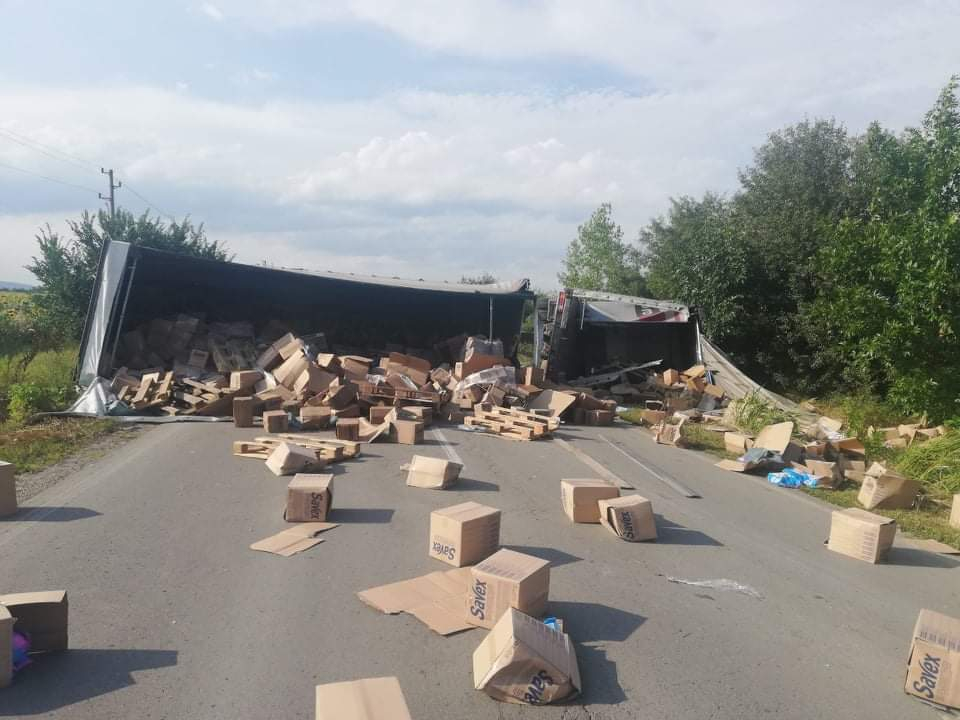 Фиркан шофьор на камион направи голяма поразия край Смядово (СНИМКИ)