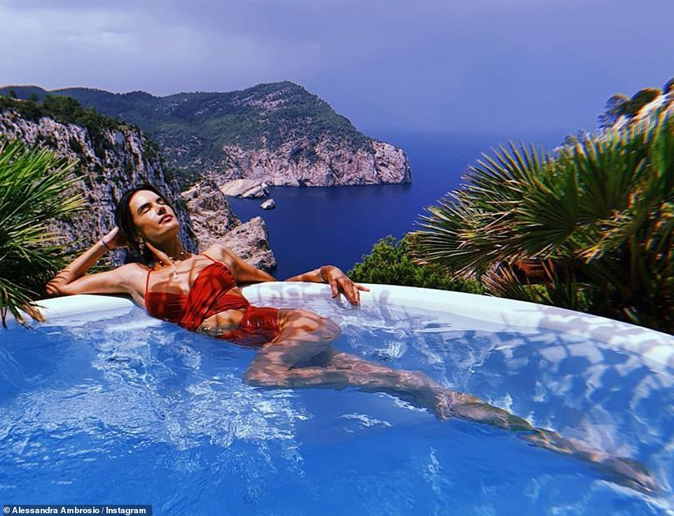 Моделката Алесандра Амброзио се пусна по секси бански (СНИМКИ)