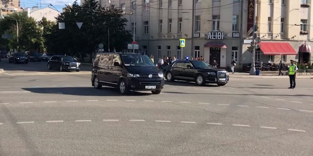 Инцидент с кортежа на Путин: Момиче се хвърли под колата му, а той... (СНИМКИ/ВИДЕО)