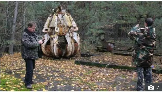 Откриха смъртоносно опасен радиоактивен багер край Чернобил (СНИМКИ)