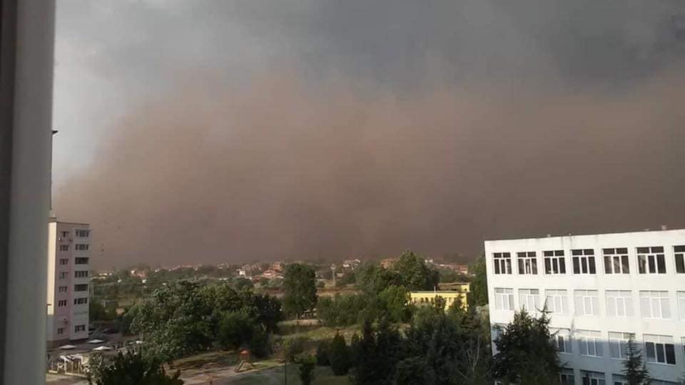 Кошмарна картинка след прашната буря в Гълъбово