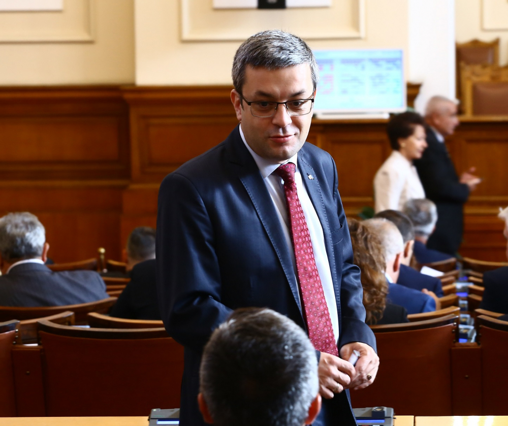 Тома Биков алармира: Ако правителството подаде оставка...