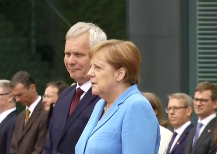 Експерт разкри какво е шептяла Меркел при поредния си пристъп 