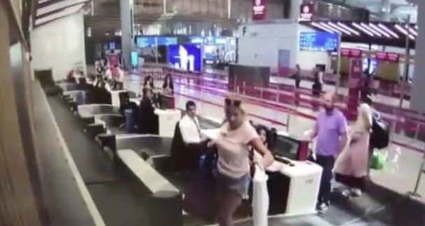 Шаш: Туристка се качи на багажната лента, за да стигне до самолета (ВИДЕО)