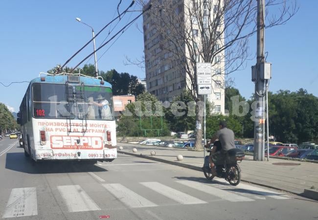 Този мотоциклетист от Враца си плаче отвсякъде за глоба (СНИМКИ)