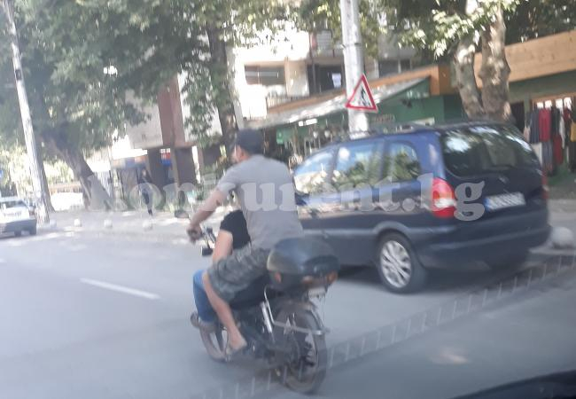 Този мотоциклетист от Враца си плаче отвсякъде за глоба (СНИМКИ)