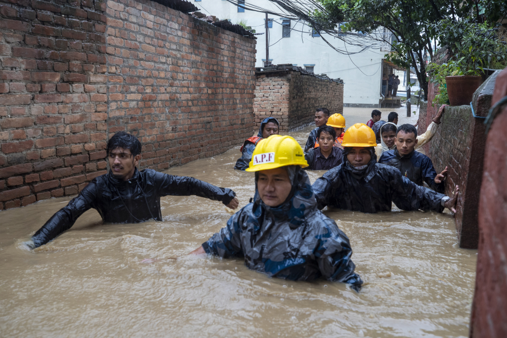 Библейски потоп в Непал (СНИМКИ)