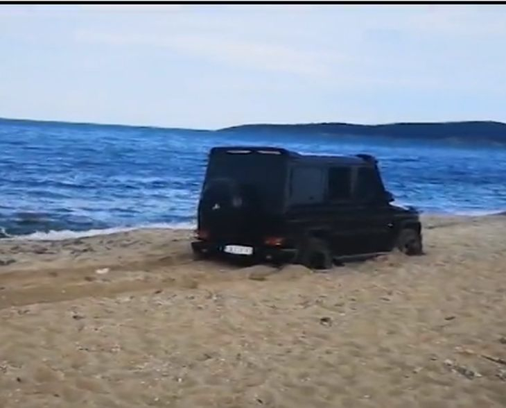 Черен тузарски джип пак нагази плаж, но... (СНИМКИ)