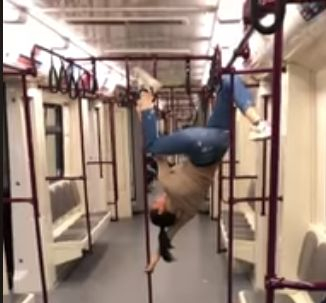 Еротичен танц на брюнетка изуми пътниците в метрото в София (СНИМКИ/ВИДЕО)