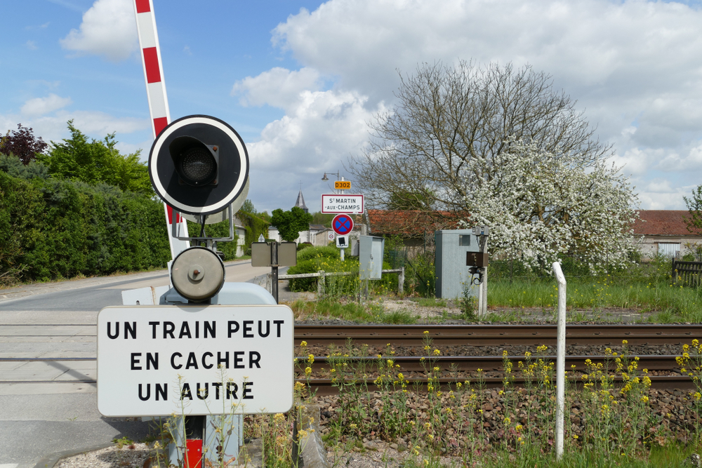 Трагедия във Франция! Брутална влакова катастрофа взе свидни жертви (СНИМКИ)