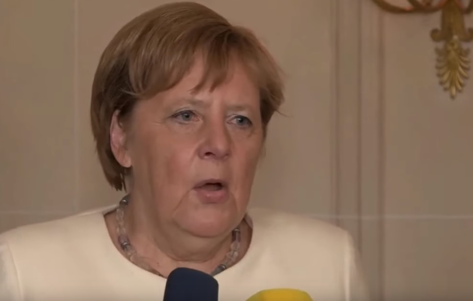 Меркел за малко да се задуши на среща с журналисти (ВИДЕО)
