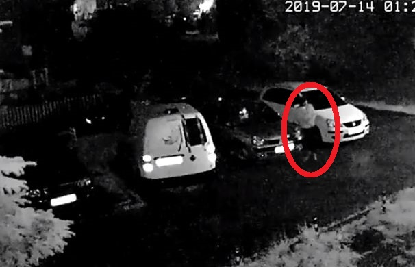 „Безобидни младежи“ разбиха служебна кола в София, няма да повярвате какво задигнаха (ВИДЕО)