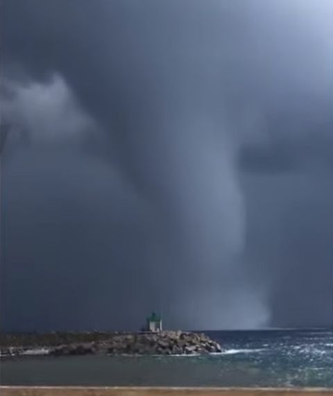 Кошмар! Страховито торнадо профуча опасно близо до круизен кораб в Средиземно море (ВИДЕО)