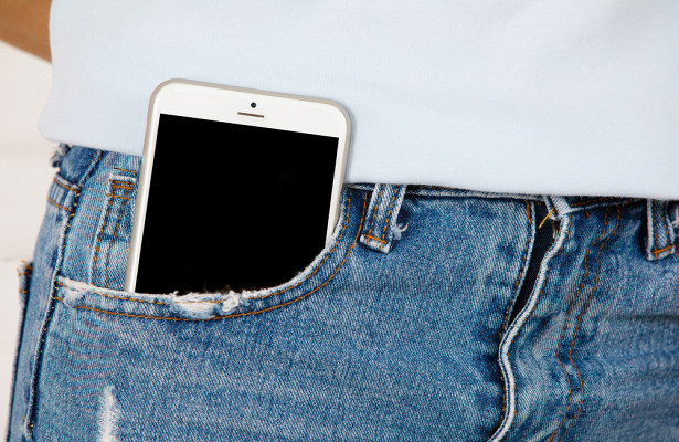 Експерти алармират: Не носете телефона в джоба си, защото...