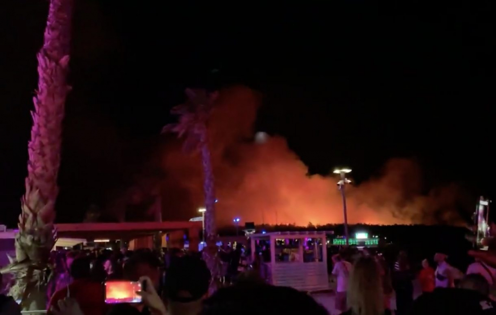 Евакуират десетки хиляди летовници заради огнен ад на хърватски остров! (СНИМКИ)