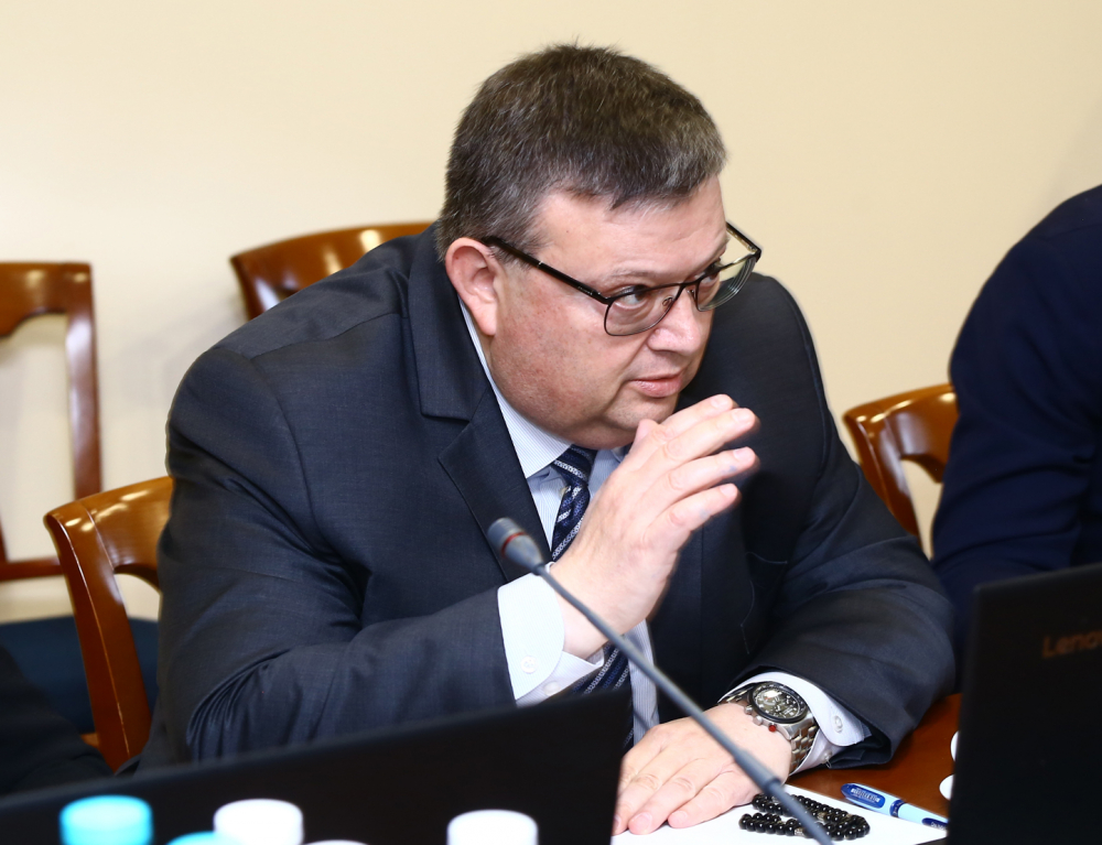 Цацаров не намира основания за искане до съда за прекратяване на БХК