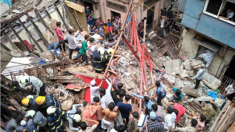 Четириетажна сграда се срути, над 40 души са погребани живи (ВИДЕО)