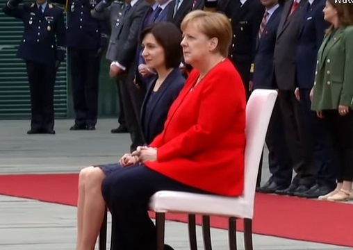 Меркел с нов, много тежък пристъп, слуша химна на стол (ВИДЕО)