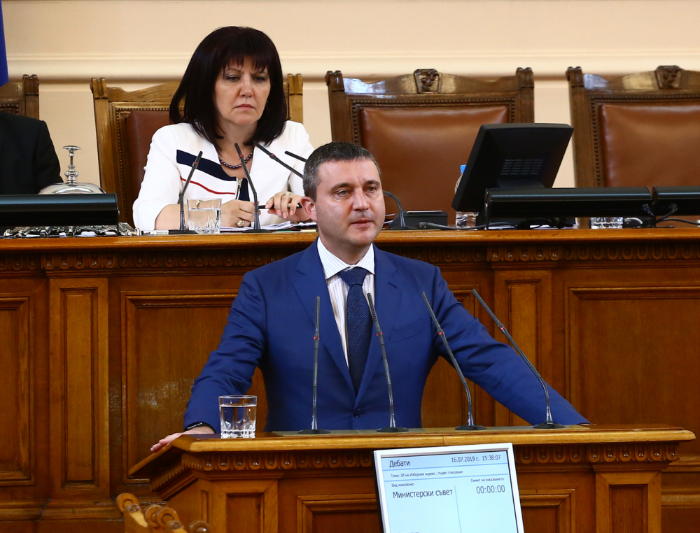 Министър Горанов отговаря и на депутатски въпроси от парламентарната трибуна