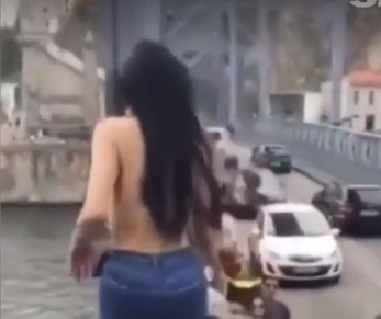 Шок! Чисто гола туристка скочи от 45-метров мост (ВИДЕО)