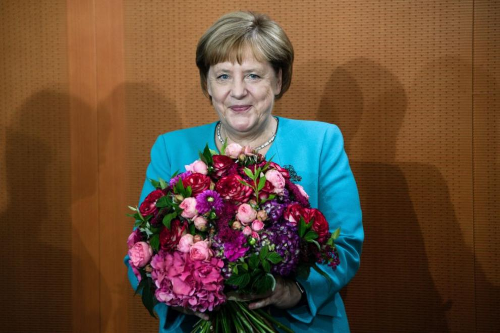 Болна ли? Меркел грейна в кокетно, синьо костюмче на рождения си ден