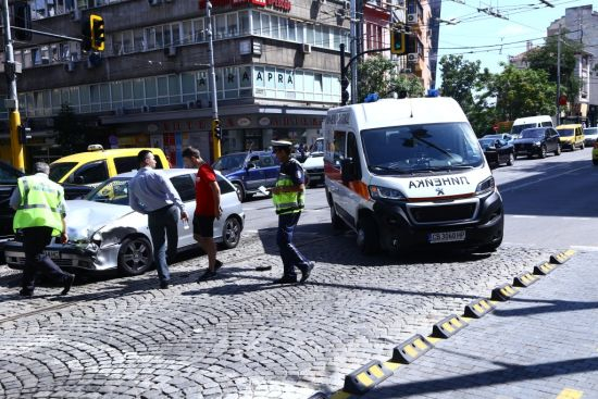 Първо в БЛИЦ: Тежък инцидент с линейка в центъра на София (СНИМКИ)