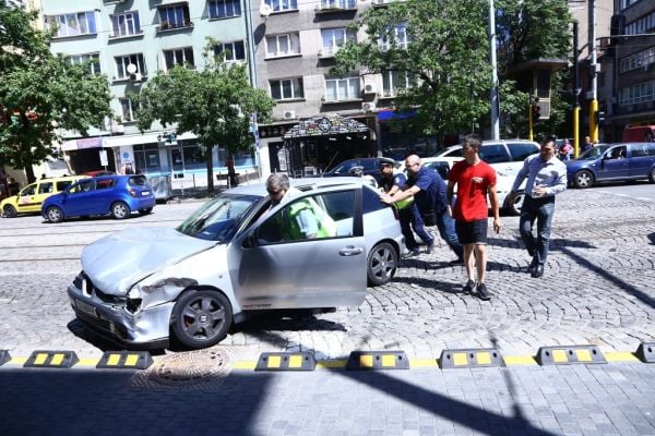 Първо в БЛИЦ: Тежък инцидент с линейка в центъра на София (СНИМКИ)