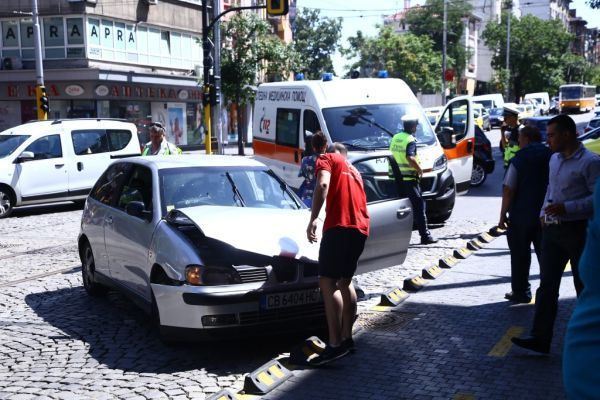 Първо в БЛИЦ: Тежък инцидент с линейка в центъра на София (СНИМКИ)