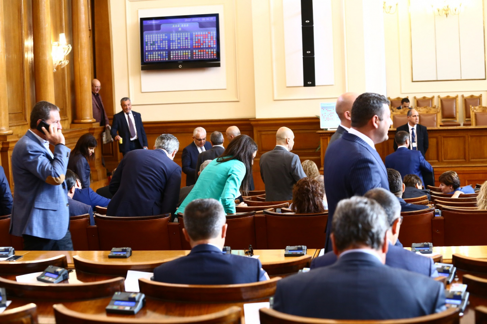 Кои се скатаха от гласуване и не мина актуализацията на пенсиите в парламента