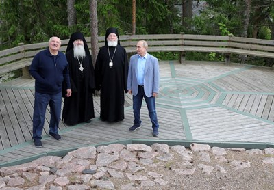 Путин влезе в манастир с маратонки за близо 1000 долара (СНИМКИ)