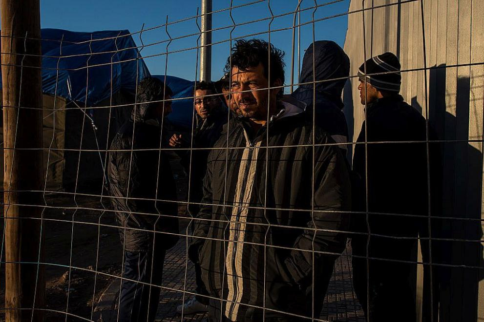 200 мигранти щурмуваха границата на испанския анклав Мелиля и стана страшно
