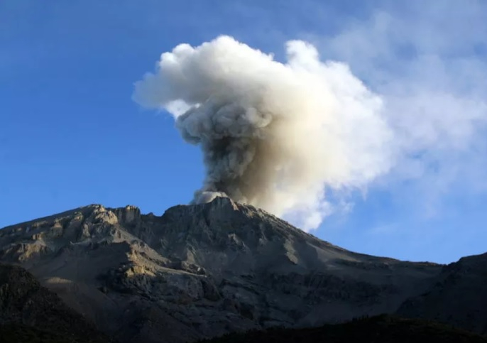 Вулкан изригна в Перу (ВИДЕО)