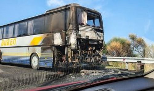Български автобус изгоря в Кавала