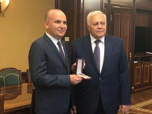 Евродепутатът Илхан Кючюк удостоен с престижен орден от парламента на Азербайджан