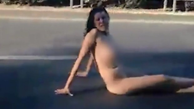 Чисто гола жена, легнала на пътя, потресе шофьорите край Варна