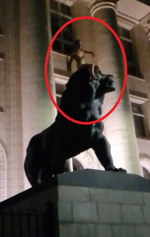 ВИДЕО 18+: Чисто гол мъж яхна лъва пред столичната Съдебна палата! 
